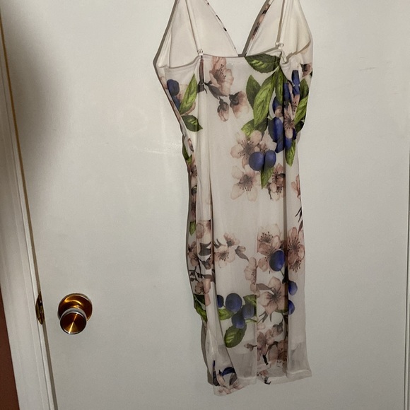 Ivory/cream dress with floral. Size small. Bought for honeymoon and worn once - Picture 2 of 5